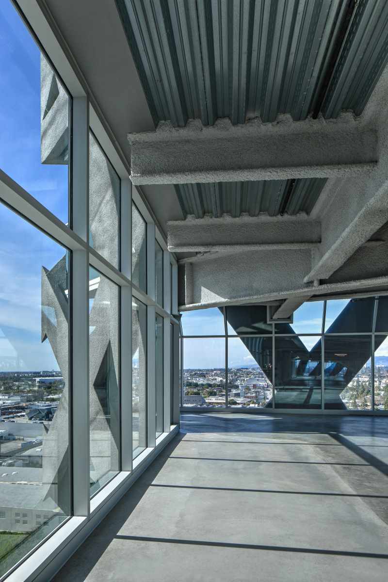 office tower with no internal columns or drop ceilings