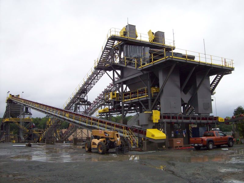 Screen Station Buildings and Screen Feed&Discharge Conveyors Steel Structures: Dual screen tower processing crushed granite