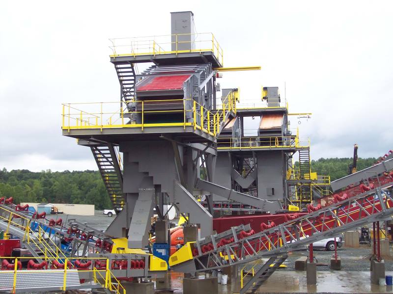 Screen Station Buildings and Screen Feed&Discharge Conveyors Steel Structures: Single finishing screen structure utilizing “rock-shelf” chutes