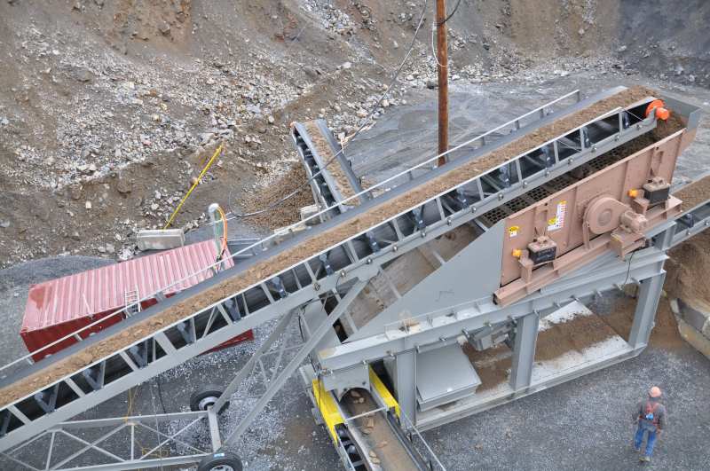 Screen Station Buildings and Screen Feed&Discharge Conveyors Steel Structures: Semi-portable scalping screen unit