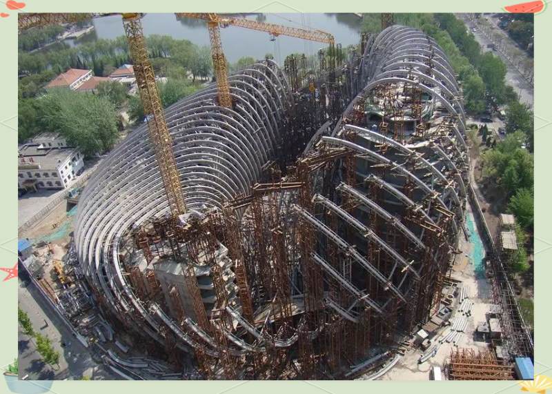 37 Curved canopies main structure lifting ongoing