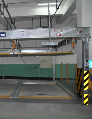The ground floor lifting and moving three-dimensional parking equipment